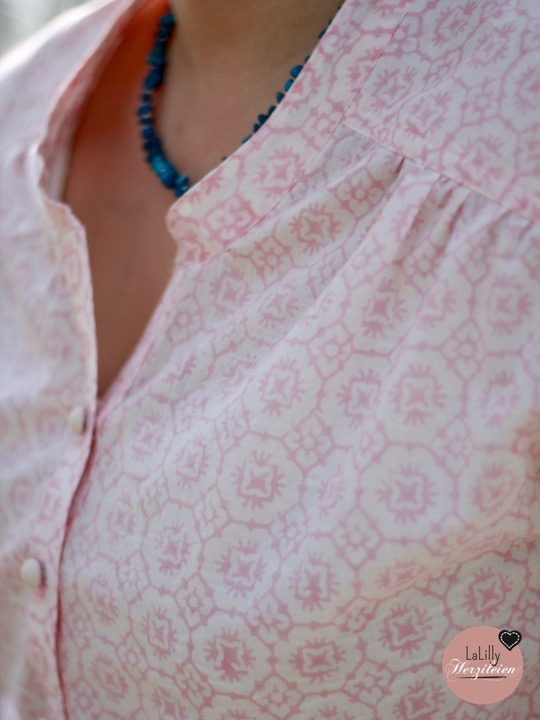 Blockprint ist eine traditionelle indische Drucktechnik mit der zauberhafte Muster in aufwändiger Handarbeit auf Stoffe gebracht werden. Ein solcher Stoff ist ein Kunstwerk, das große Wertschätzung verdient. Ich habe den Stoff Rose Surat von true Fabrics zu einer Bluse nach dem Schnittmuster Marigold von Blank Slate Patterns verarbeitet.