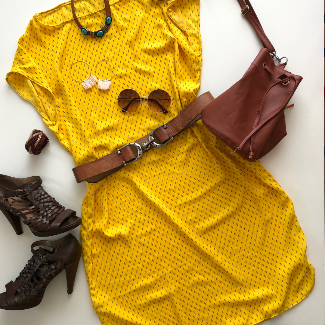 Bevor du deine selbstgenähte Kleidung Fotografieren kannst, musst du daraus Outfits zusammenstellen. Ich erkläre dir exemplarisch an meinem gelben Kleid, wie ich Accessoires und Schmuck ausgewählt habe um das Outfit für die Fotos festzulegen.