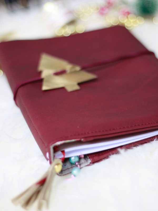 Näh dir ein individuelles Traveller Notebook mit der kostenlosen Anleitung Journal Alma! Du kannst die Hülle für Hefte im DIN A5 oder DIN A6 Format nähen!