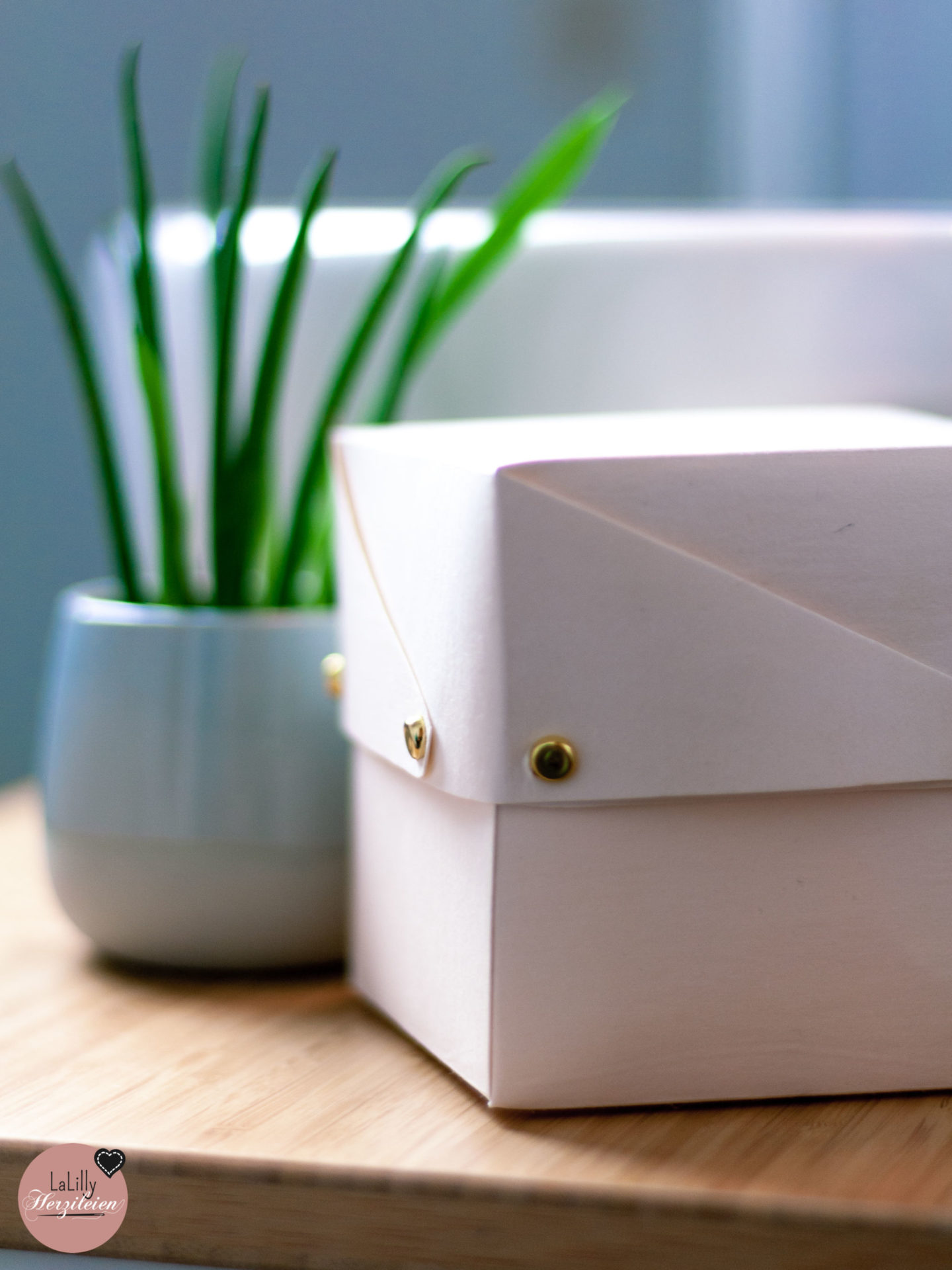 Kostenlose Anleitung: Die Schachtel Caja kann aus Materialien wie Filz, Snappap, Pappe, Einhornfolie und ähnlichem gefaltet oder genäht werden. Deckel und Unterteil dienen dir entweder kombiniert als geschlossene Box oder einzeln verwendet als praktische Utensilos.