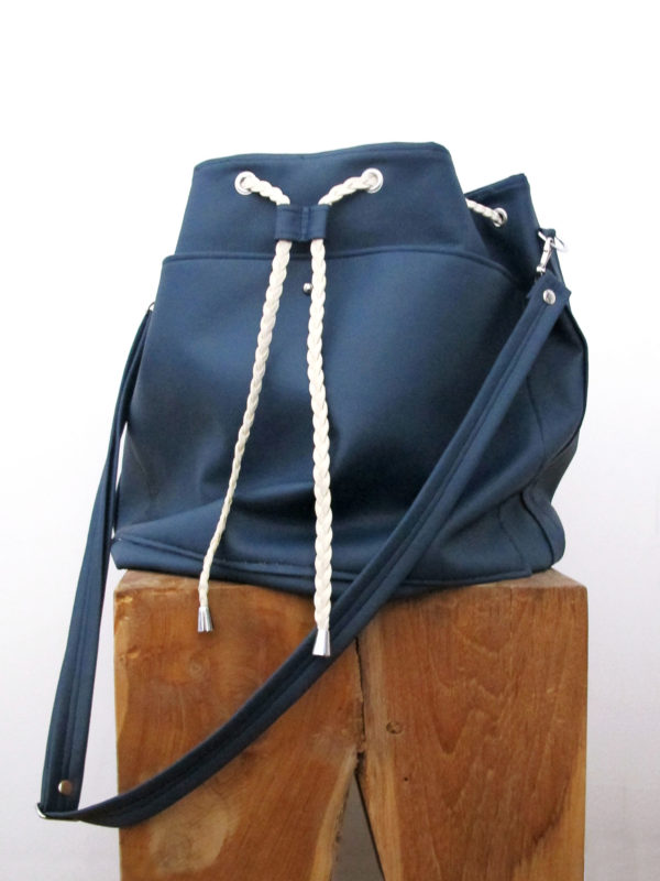 Mit der Anleitung "Bucketbag Amabel" kannst du einen Rucksack oder eine kleine Umhängetasche nähen. Das Schnittmuster ist in drei Größen enthalten.