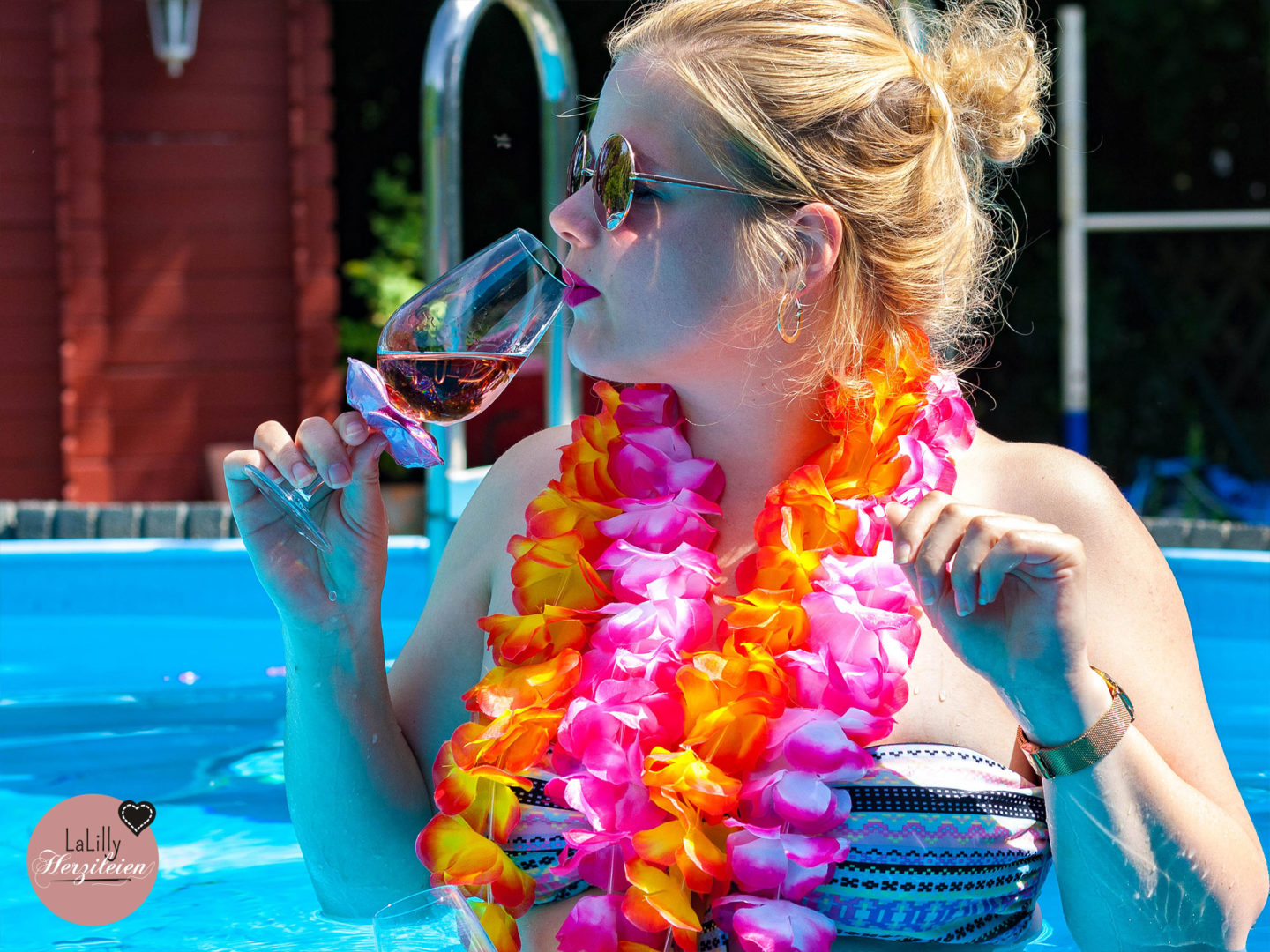Anzeige: Eine Poolparty ist genau die Richtige Gelegenheit um im Sommer eine entspannte Zeit mit einem guten Wein und netten Leuten zu haben. Bist du auf der Suche nach DIY Ideen für deine Poolparty? Heute zeige ich dir wie du schwimmende Gläserhalter nähen kannst!