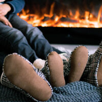 Mit dem Schnittmuster Hüttenschuhe Comodidad, Kids und Family, kannst du nähen mit Beamer ausprobieren und dir warme Füße verschaffen! Denn mit der Anleitung sind warme Hüttenschuhe für die Größen 20-47 ganz einfach umzusetzen!