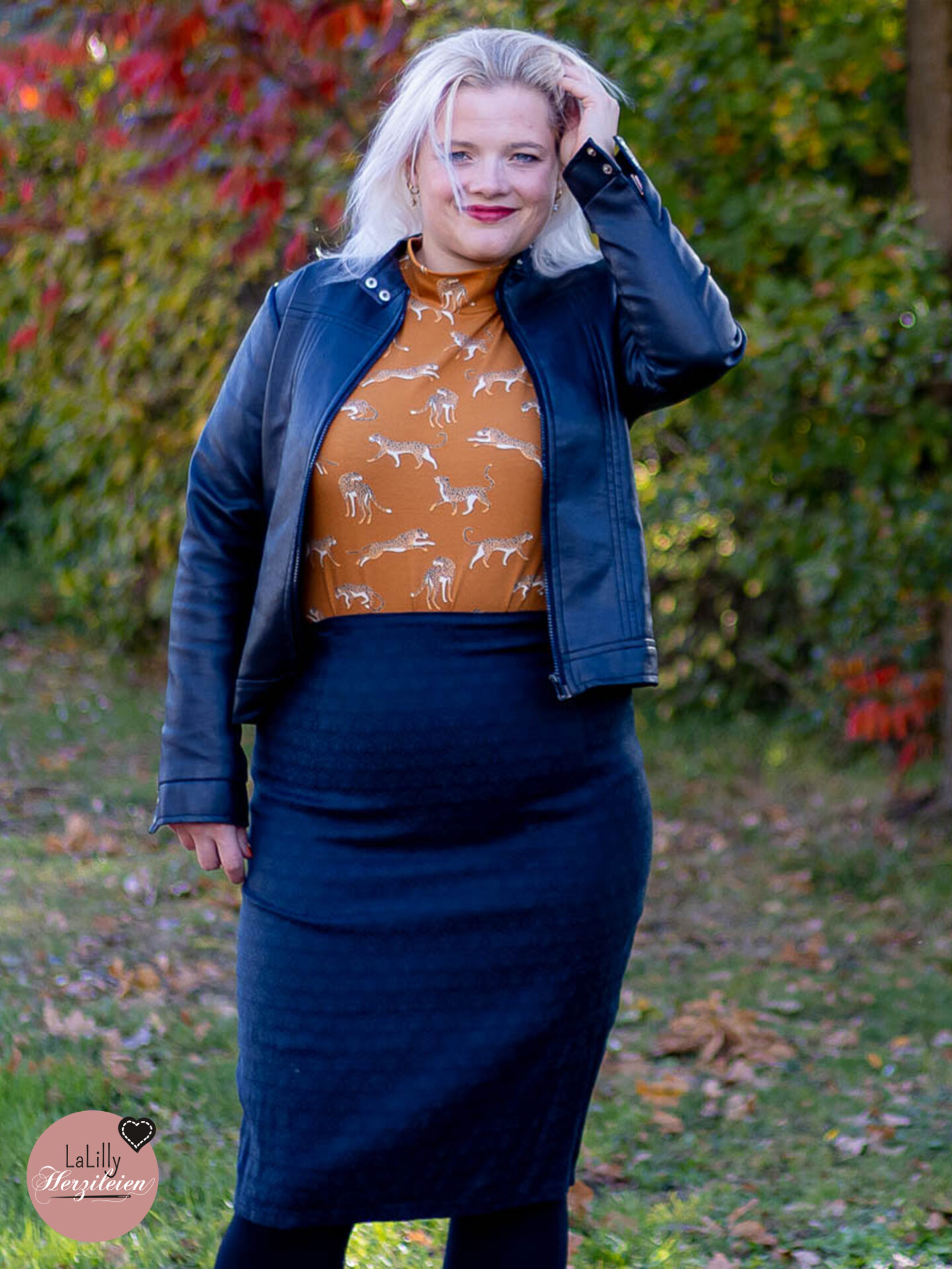 LaLilly trägt ein DIY Herbstoutfit ausGreta von Kibadoo aus zimtfarbenem Jersey mit geparden Motiv. Dazu eine schwarze Kunstlederjacke und einen schwarzen Bleistiftrock