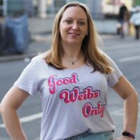 Plottermotiv "Good weibs only" aus dem Plotterdatei-Set Retro Frauenpower auf einem Shirt