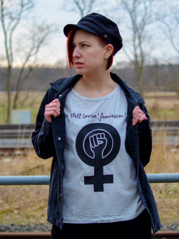 kostenlose Plotterdatei Still lovin feminism in schwarz auf einem hellen T-shirt