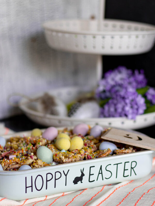 Motiv Hoppy Easter aus dem Plotterdateiset Skandi Elements Ostern auf einer Auflaufform