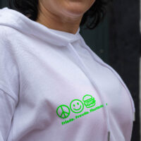 Plotterdatei "Friede, Freude, Fischbrötchen" auf einem weißen Hoodie