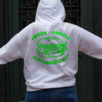 Plotterdatei "Friede, Freude, Fischbrötchen" auf einem weißen Hoodie