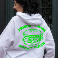Plotterdatei "Friede, Freude, Fischbrötchen" auf einem weißen Hoodie