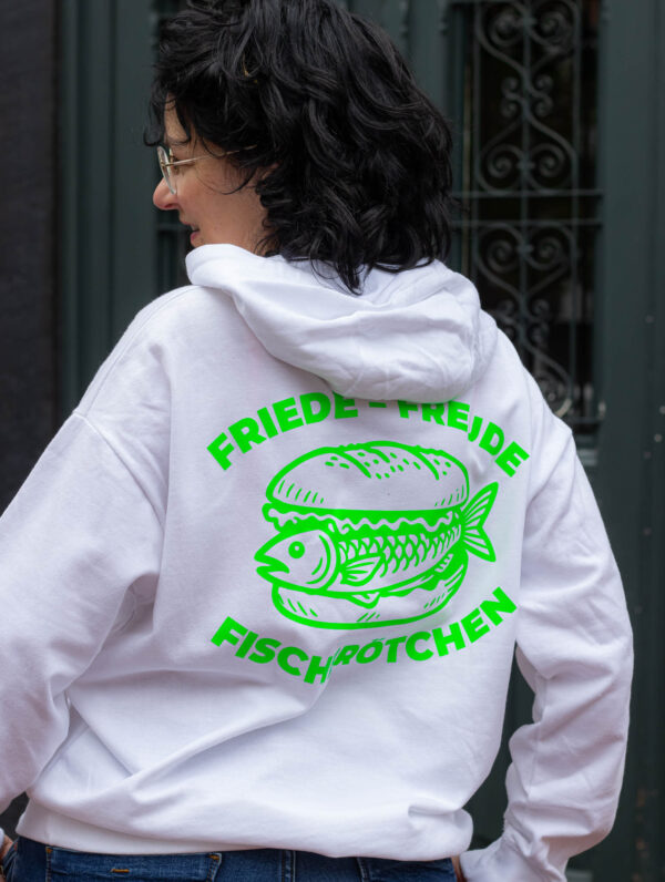 Plotterdatei "Friede, Freude, Fischbrötchen" auf einem weißen Hoodie