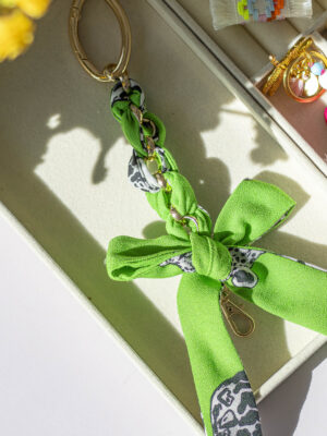 Skinny Scarf DIY: Stoffreste verwerten & als Bag Charm oder Taschenband stylen