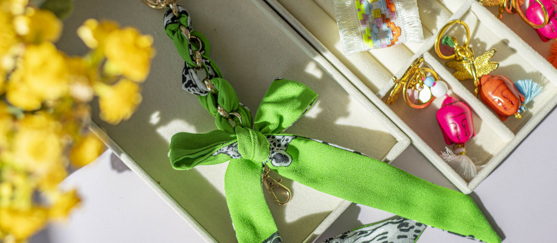 Skinny Scarf DIY: Stoffreste verwerten & als Bag Charm oder Taschenband stylen