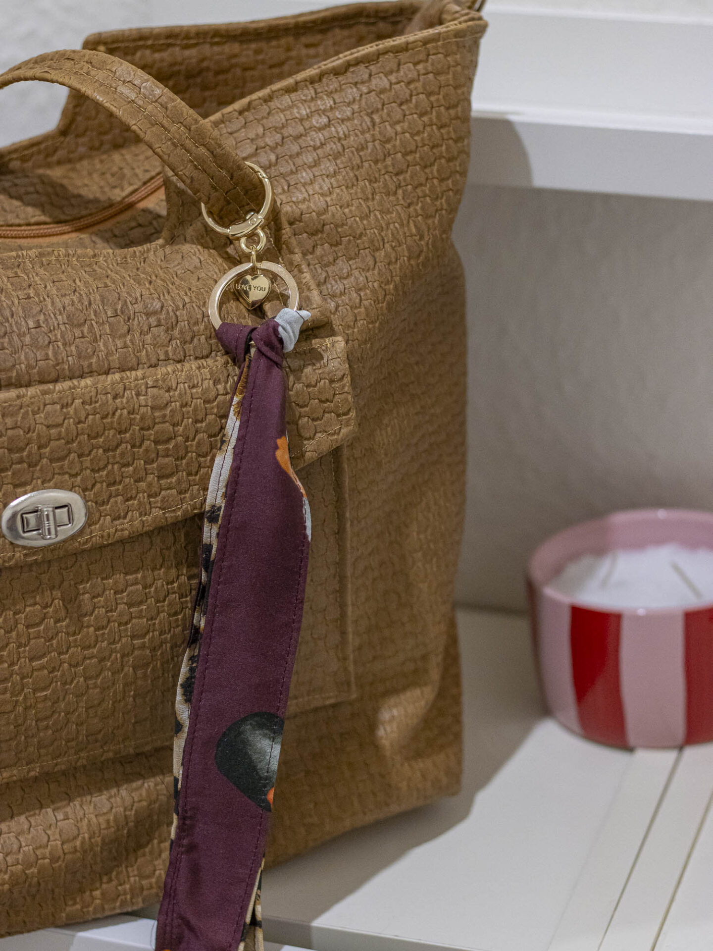 Locker an einen Karabiner gebundener Skinny Scarf als Bag Charm