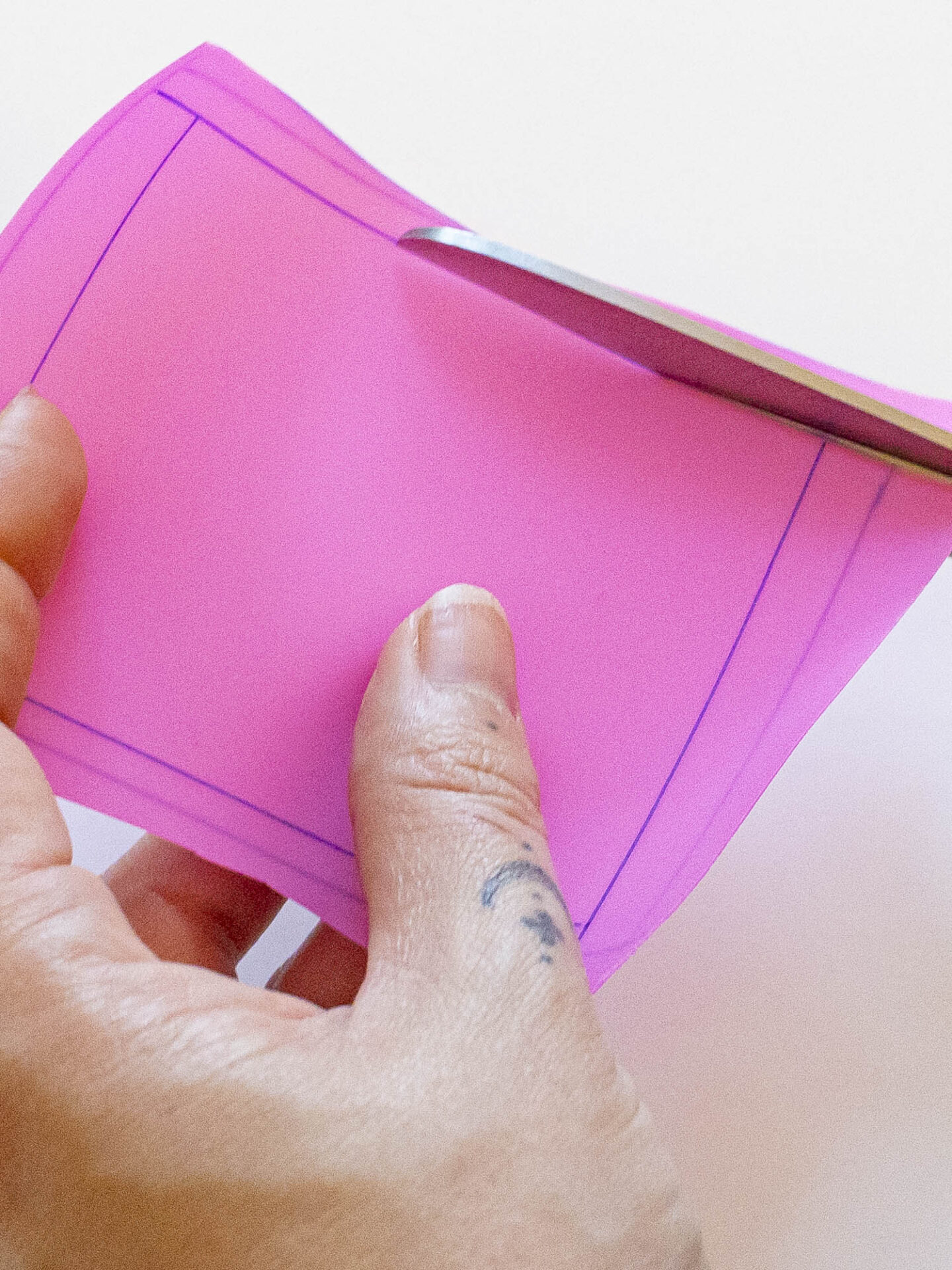 Zuschneiden eines Labelhintergrunds aus Jelly Vinyl
