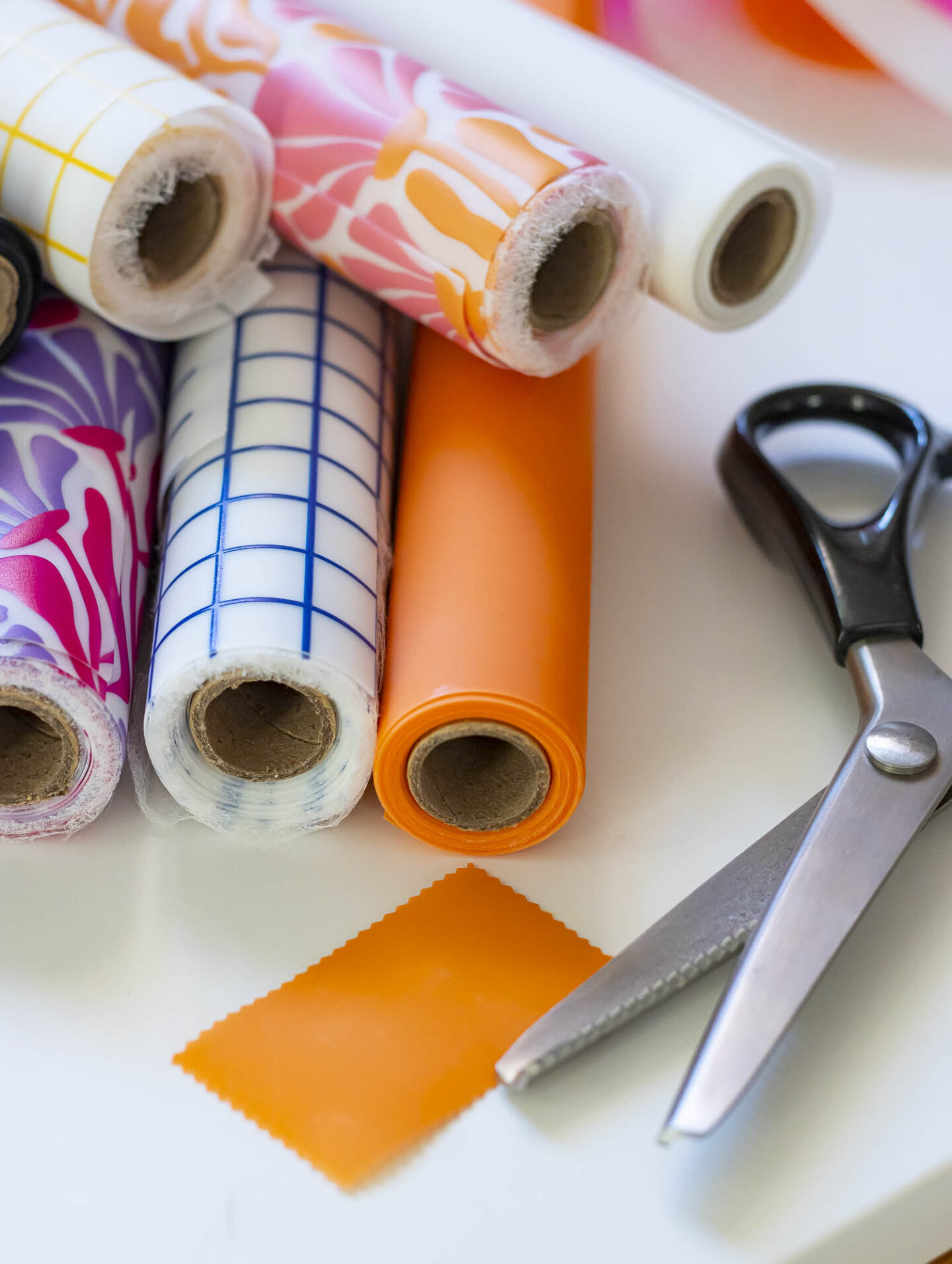 Jellyvinyl Zuschnitt neben Rollen aus Jellyvinyl