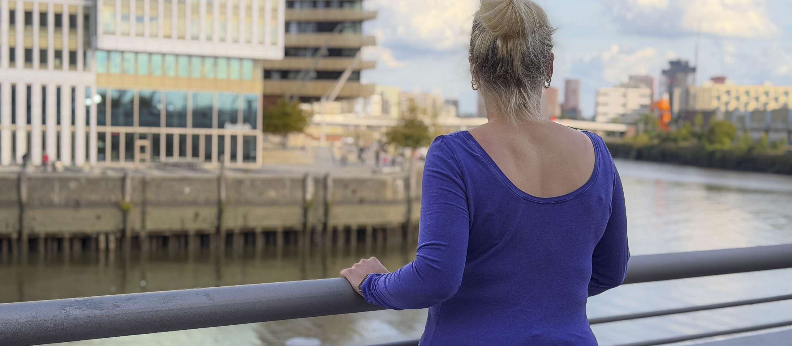 Shirt mit Rückenausschnitt nähen: Frau Nikki in drei Stoffvarianten