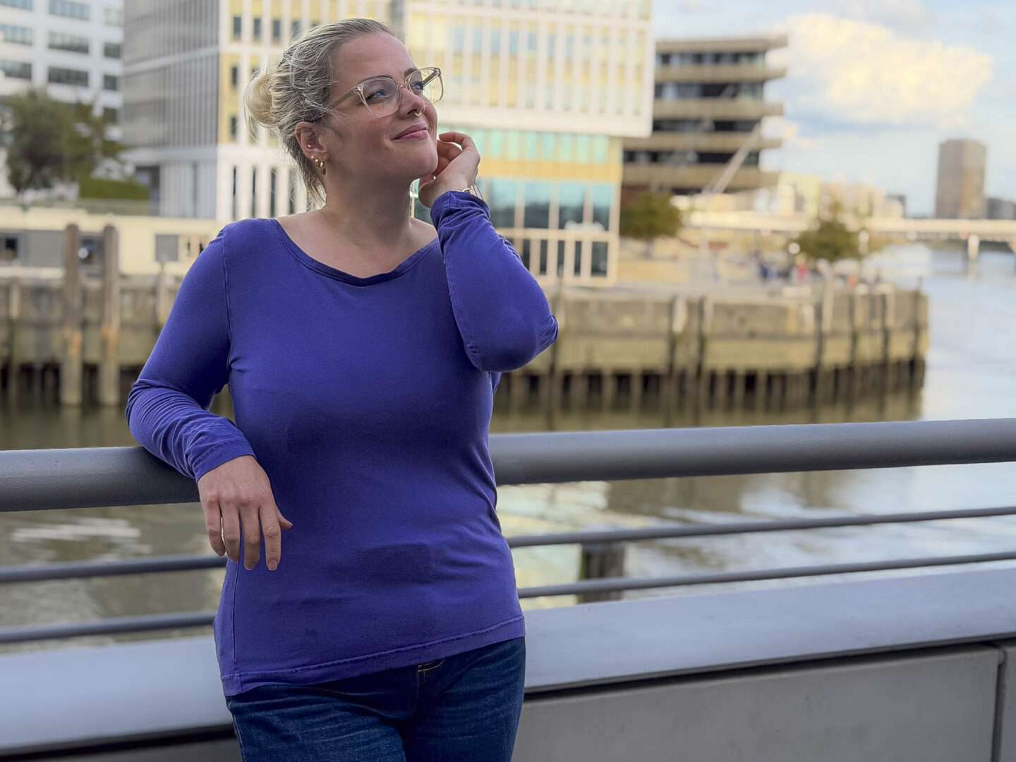 Lisa trägt Frau Nikki aus Bambusjersey mit rundem Halsausschnitt – Vorderansicht.