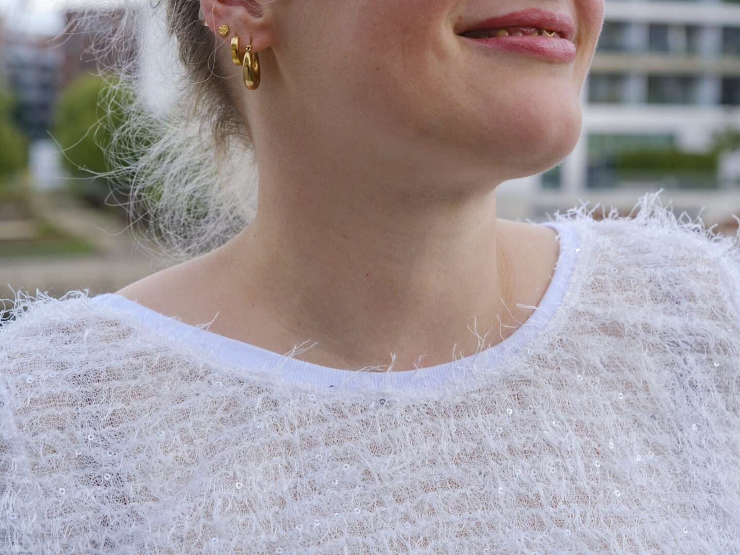 Ausschnittdetail des Schnittmusters Frau Nikki aus weißem Angelhair Strick, Vorderansicht