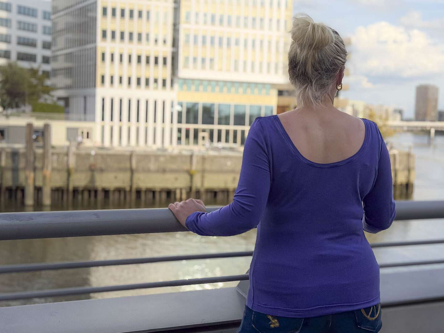 Frau Nikki aus Bambusjersey in lila an Lisa – Rückansicht mit tiefem Rückenausschnitt.