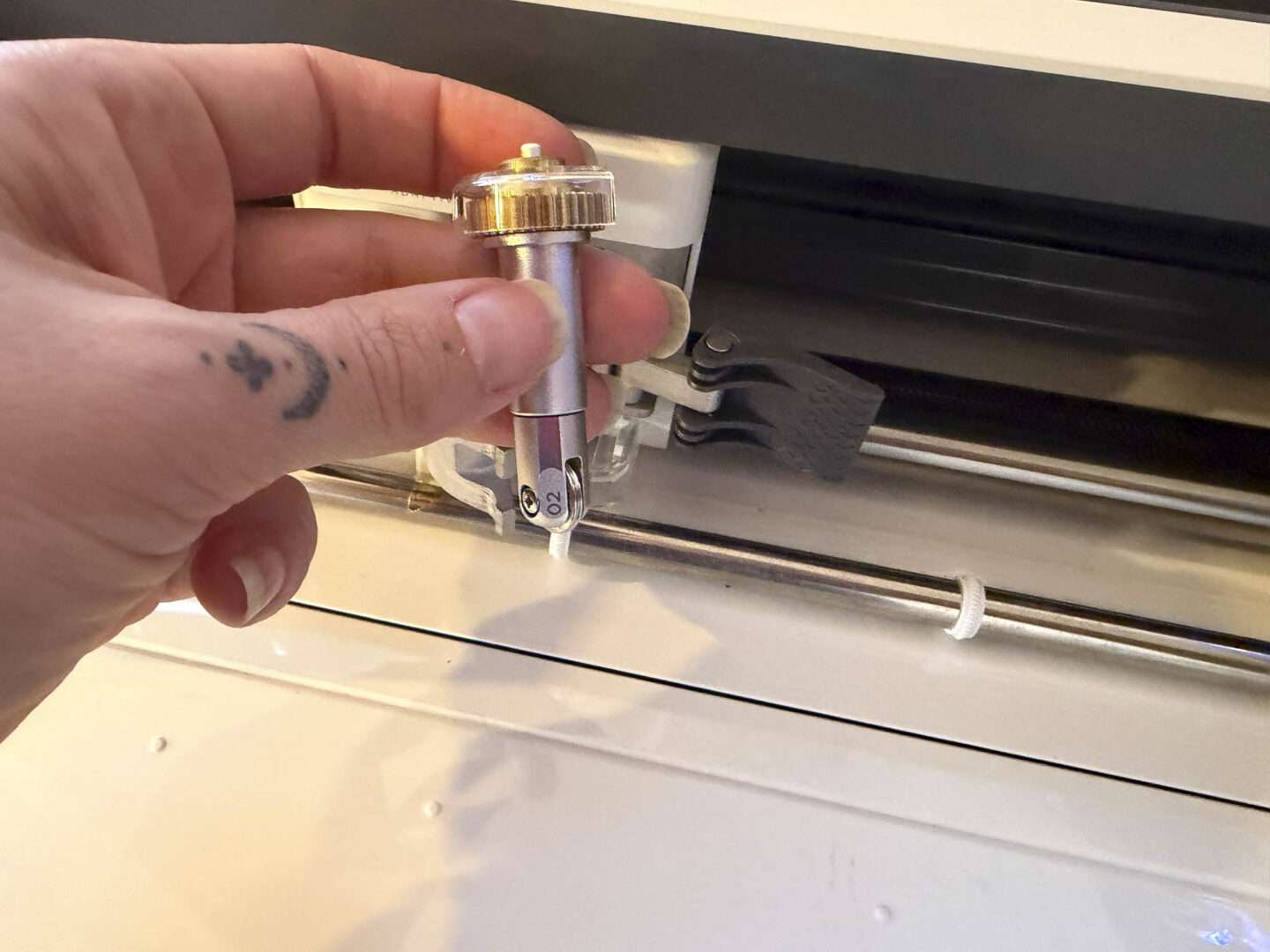 Doppelfalzrad mit der Werkzeugnummer 02 in die geöffnete Werkzeugklemme des Cricut Maker einsetzen.