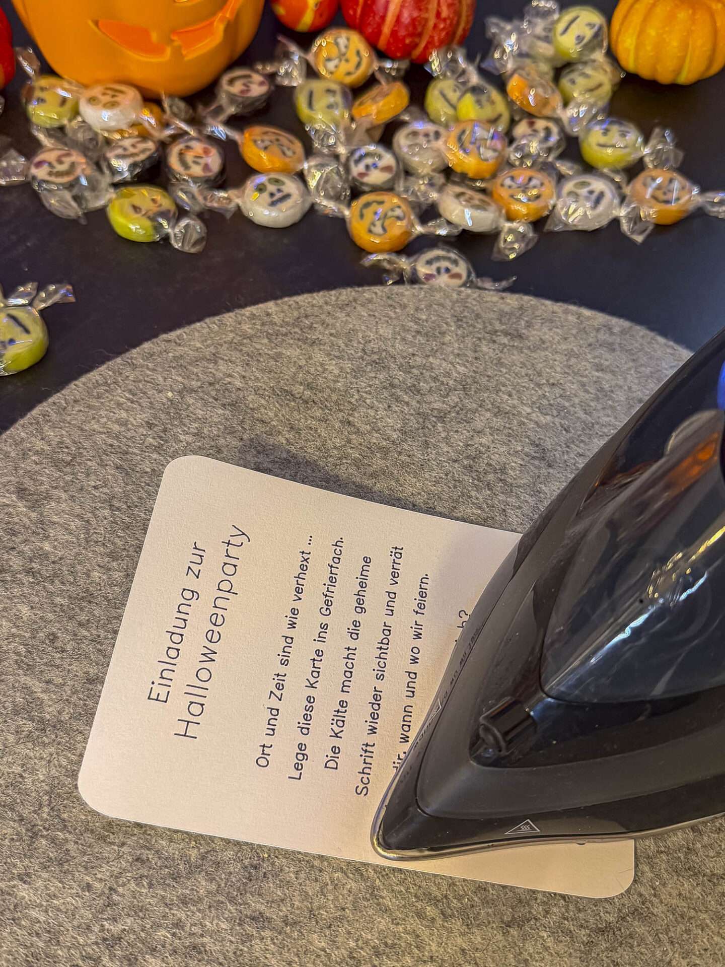 Den Einladungstext mit einem Bügeleisen erwärmen, damit die mit FriXion geschriebene Geheimschrift verschwindet.