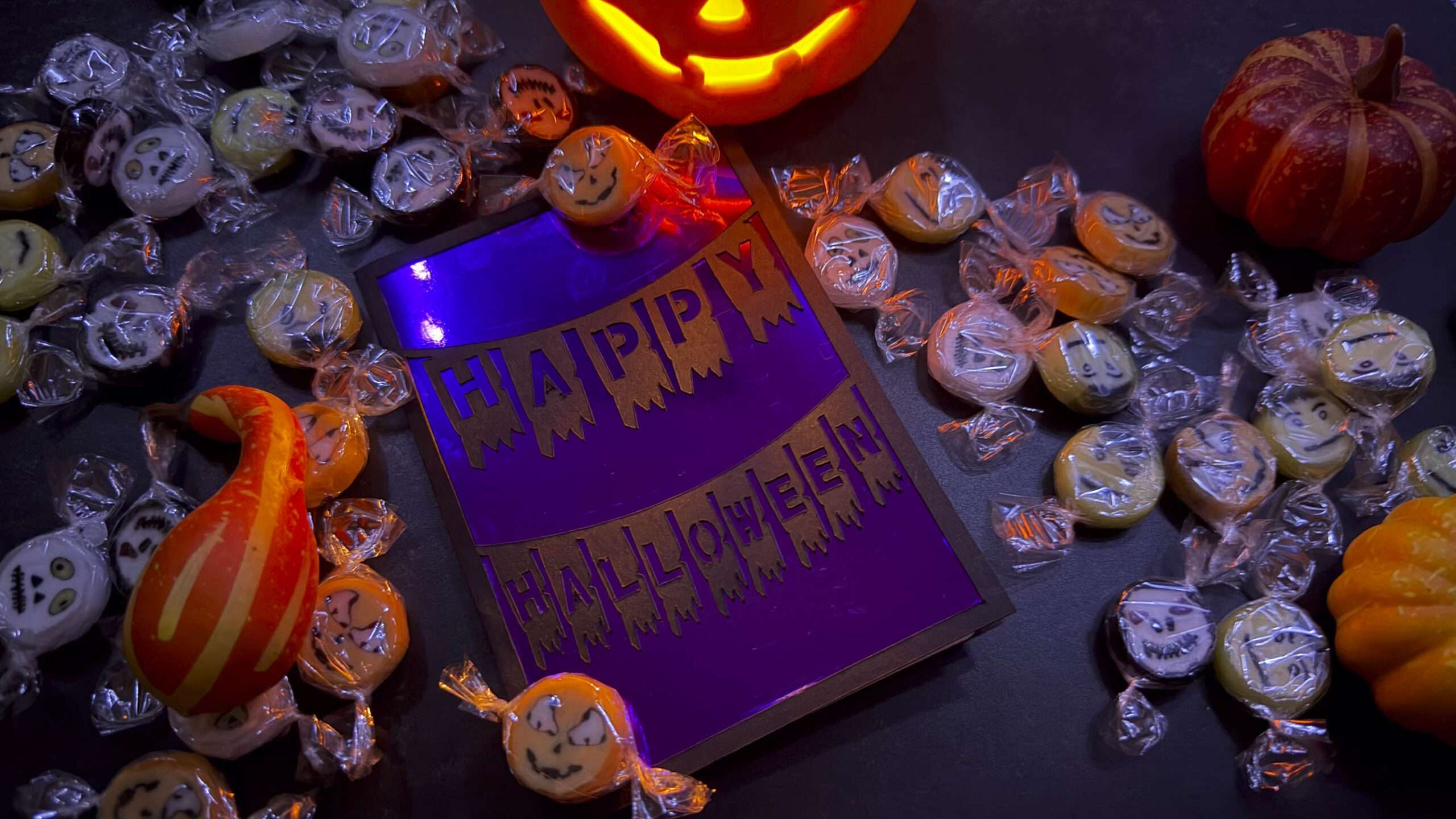 Halloweenkarte mit magischer Tinte basteln – mit Plotter-Freebie